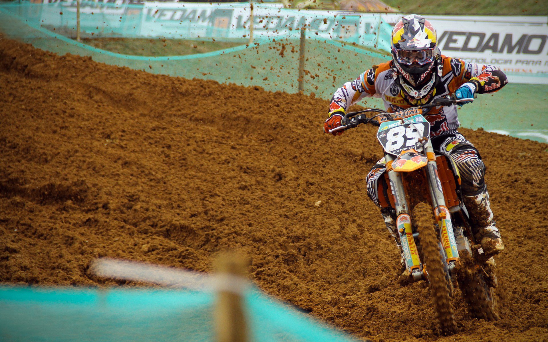 赛道与绿茵的交响，F1揭幕战悬念与佛罗伦萨加时鏖战