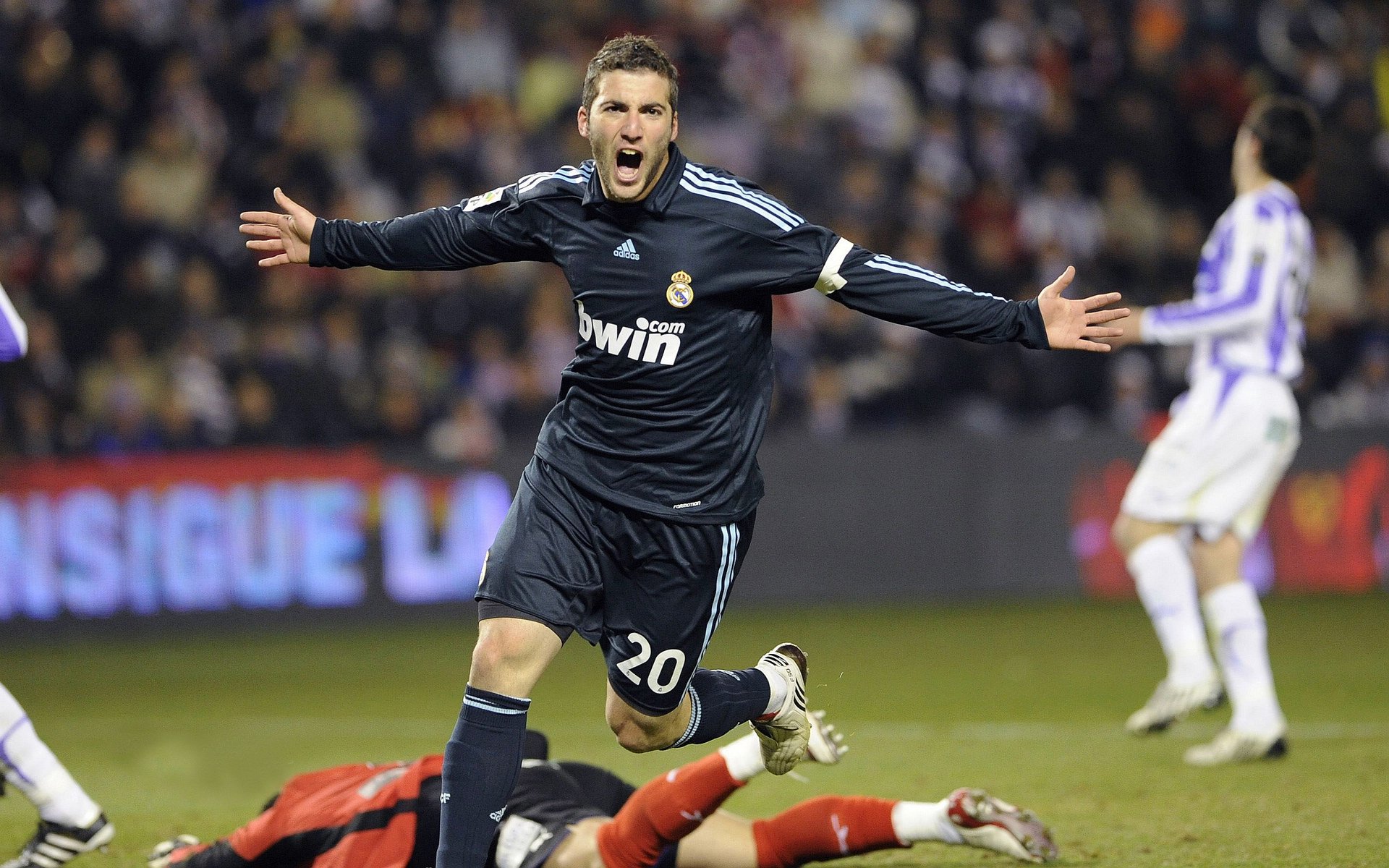 黄喜灿末节接管比赛，里昂末节带走塞维利亚，亚洲风暴与欧陆意志的胜利交响